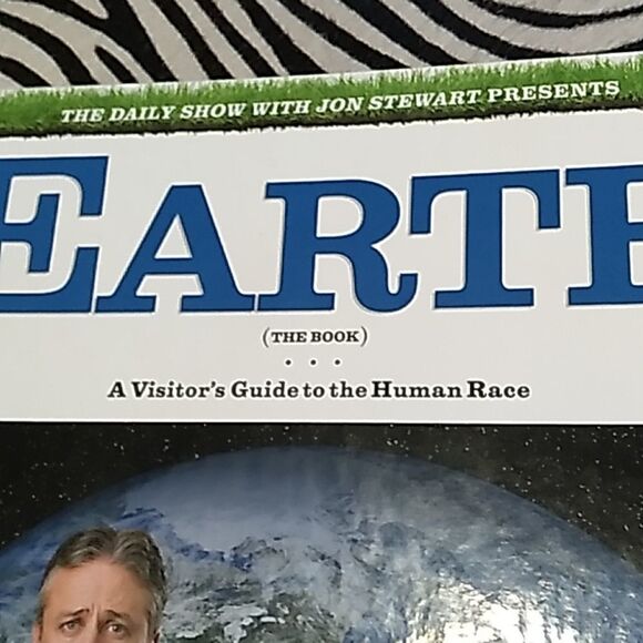 EARTH a visitor's guide to the human race hardcover coffeetable book - Picture 3 of 10